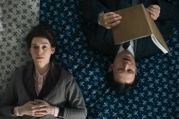 Fotka: Lia von Blarer jako Felicie a Joel Basman jako Franz v minisérii Kafka