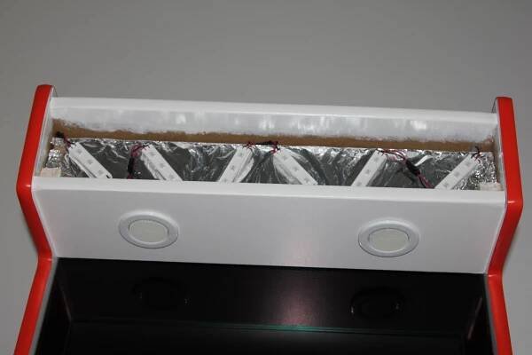 Chaîne d'éclairage à LED fixée sur la borne d'arcade