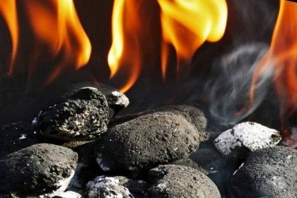 Jak nejlépe zapálit dřevěné uhlí a brikety?