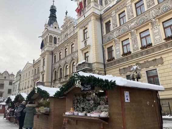 Vánoční trhy: Hradec má kluziště, Pardubice atmosféru. Kde se vám líbí více?