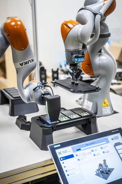 Flexibilní modulární robotická buňka: Retrofitting bateriových modulů - Testbed