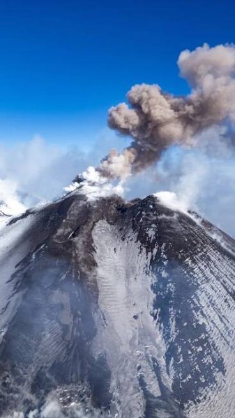 Obrazem: Etna předvedla přírodní divadlo. Žhavá láva tančí na sněhu