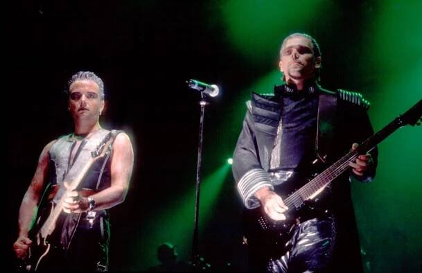 Kytaristé Paul Landers a Richard Kruspe při koncertu Rammstein v září 1998