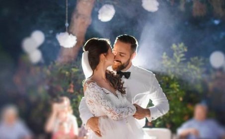 Líbající se nevěsta a ženich během svatebního tance