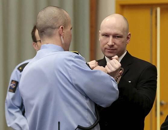 Masový vrah Breivik chce znovu žalovat Norsko, porušuje podle něj lidská práva