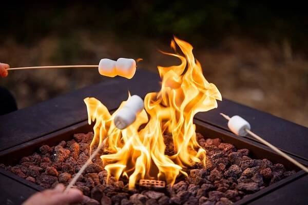 vaření s'mores u ohniště - táborový oheň venkovní oheň - stock snímky, obrázky a fotky