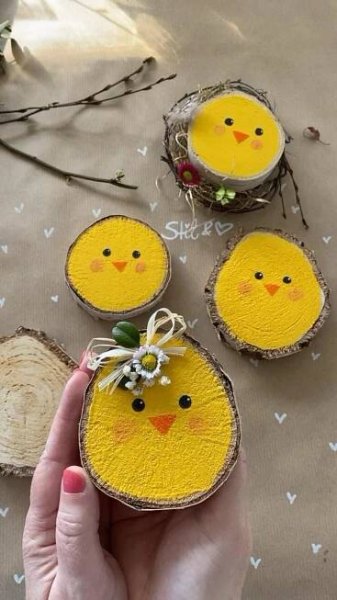 🐥 Frühlingszauber aus Holz 🌿✨  Diese süßen Küken sind nicht nur eine tolle Deko für drinnen und draußen, sondern auch ein liebevolles Geschenk! Mit ein bisschen Farbe, Kreativität und Naturmaterialien entstehen kleine Unikate, die garantiert Freude bereiten. Ein leuchtender Hingucker im Garten oder auf der Fensterbank! 💛 Wer würde sich über so ein handgemachtes Küken freuen? 🌸 #bastelnmitkindern #kreativeideen #kidscrafts #kidscrafts101 #ideenfürkinder #osterideen #activiteenfant #knutselenme...