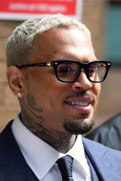 Americký spevák Chris Brown pred britským súdom.