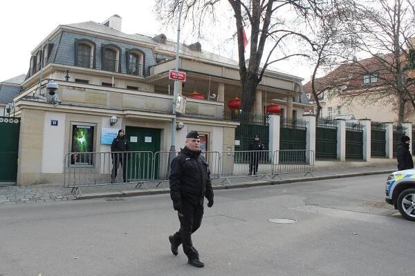 Obrazem: Zalepená ústa a bílé papíry. Aktivisté protestovali u čínské ambasády