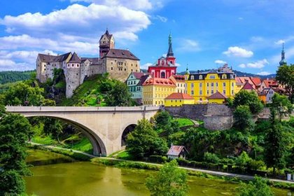 Barevné město a hrad Loket nad Eger protéká v poblíž města Karlovy Vary, Česká republika — Stock obrázek