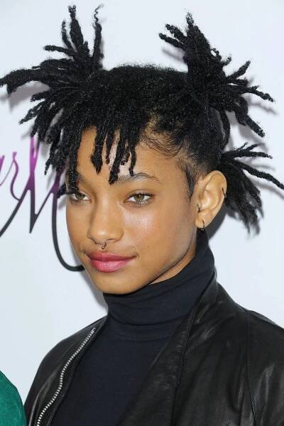 60+ Celebrities With Ear Piercings 22