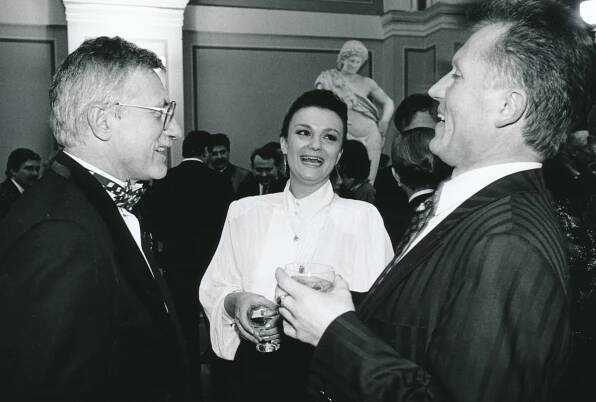 Petra Pyšová na snímku s Václavem Klausem a Miroslavem Mackem. 
