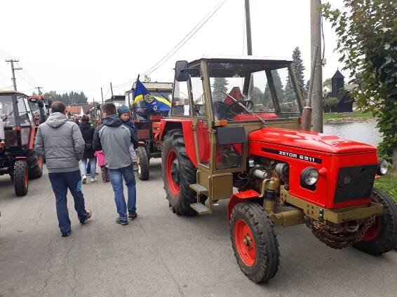 VIDEO: Jede traktor, je to Zetor. V Třeštici na návsi vrčeli plechoví miláčci