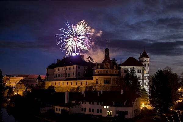 Jaký bude letos silvestrovský ohňostroj v Jindřichově Hradci? Všechny důležité informace na jednom místě!
