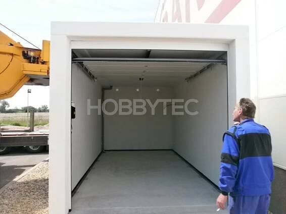 Betonová zvýšená garáž s podlahou