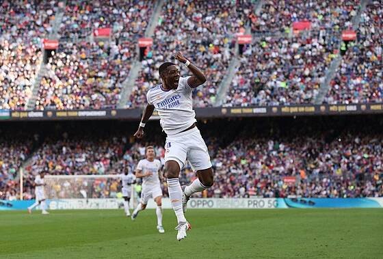 David Alaba z Realu Madrid se raduje ze vstřelené branky proti Barceloně.