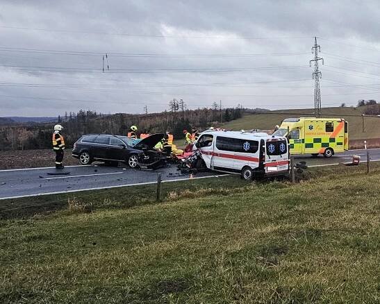 Tragická nehoda sanitky a auta: zemřela maminka 3letého chlapce