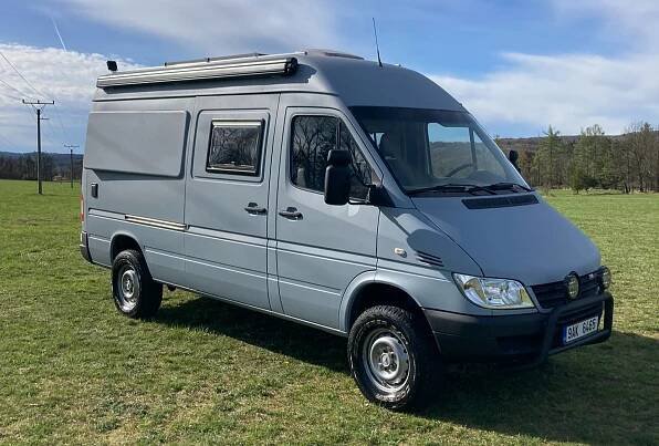 Obytná vestavba Sprinter 4x4 pro 5člennou rodinu