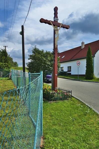 Soubor:Kříž u odbočky k hřišti, Okrouhlá, okres Blansko.jpg – Wikipedie