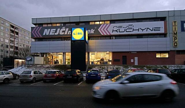 Obchodní dům TIMPO a nová prodejna Lidl na třídě Svornosti v Olomouci. 13. ledna 2021