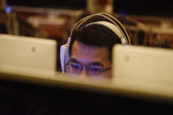 Muž používá počítač v internetové kavárně v Pekingu 1. června 2017. (GREG BAKER / AFP / Getty Images)