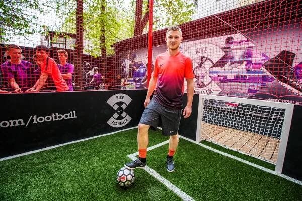 Zvládnu tisíc nožiček, ale stejně jsem ve Spartě za nemehlo, smál se Brabec na otevření nové arény v Top4Football