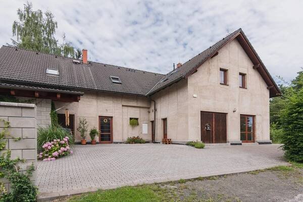 Prodej rodinného domu se 3 byty a provozovnou v Nové Pace