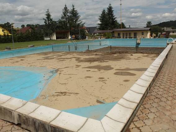 FOTO: Voda zatopila domy a ničila mosty