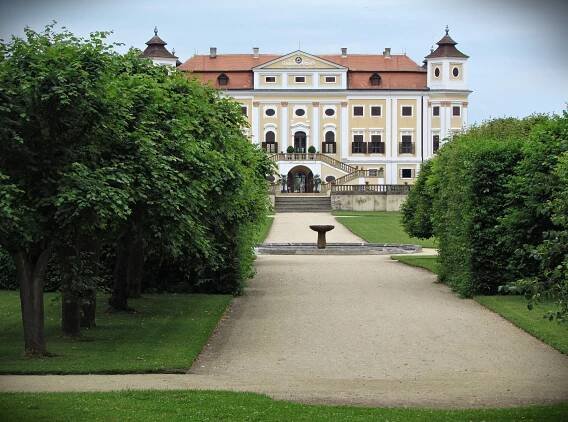 Areál zámku Milotice - Zámek | Turistika.cz