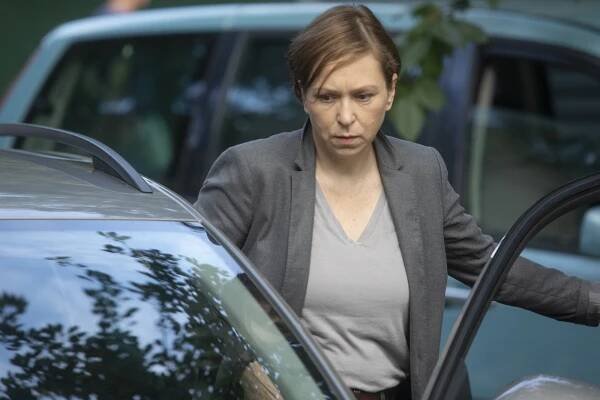 FOTO: Vyšetřovatelka Petra (Zuzana Stivínová). – stránka 8