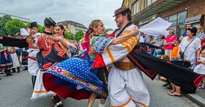 Přehlídka tance, zpěvu i tradičních oděvů. Folklorní festival ve Strážnici přilákal přes 30 000 lidí