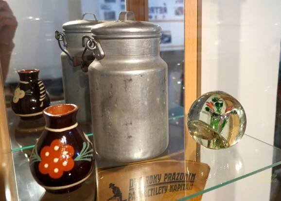 Muzeum v Černošíně vystavuje rádia, bony i pionýrský kroj