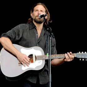 Is Bradley Cooper really playing the guitar in A Star is Born?