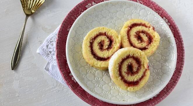 piskotova-rolada-s-marmeladou
