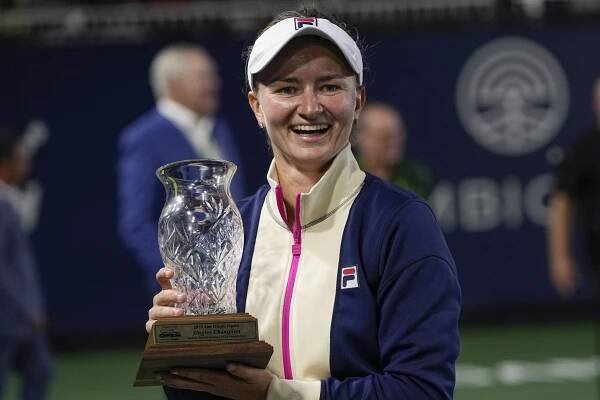 Krejčíková ovládla turnaj v San Diegu, po dvouhře triumfovala i v deblu