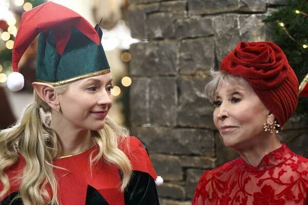 Santa Bootcamp - Z filmu - Emily Kinney, Rita Moreno