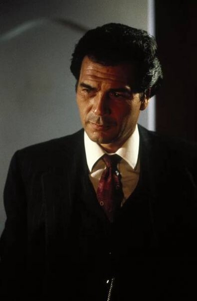 Osudná smlouva - Z filmu - Robert Forster
