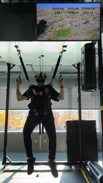Realistický seskok padákem na profesionálním armádním simulátoru s virtuální realitou v Hurricane Factory Praha
