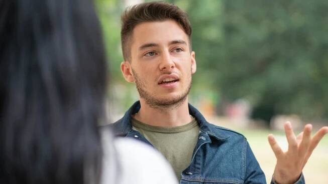 People Who Are Ambiverts (Half-Extrovert, Half-Introvert) Usually Display These 6 Subtle Behaviors