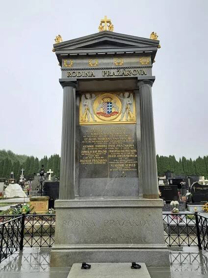 Soubor:Hrobka rodiny Pražákovy, Mařatice detail.jpg