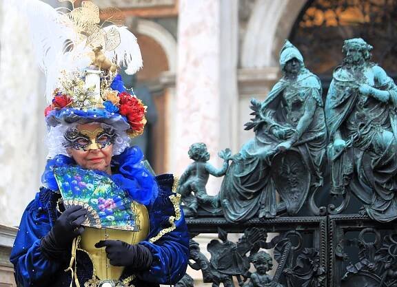 Benátky pobláznil legendární karneval. I svůdník Casanova by se červenal