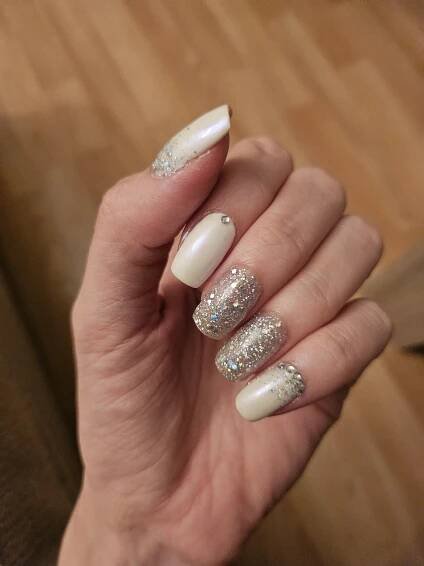 white/pearl sparky nails nel 2025