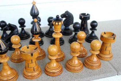 Dřevěné lakované šachy - undefined