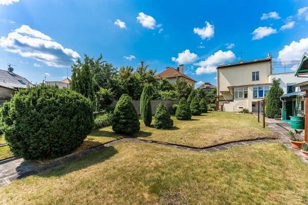 PRODÁNO – Prvorepubliková vila s okrasnou zahradou, 874m2, Poděbrady - Next Reality Exclusive