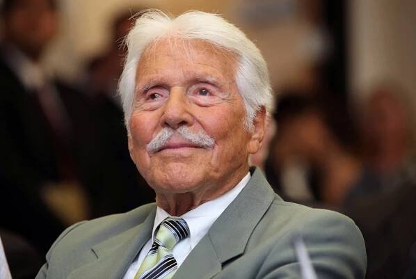 Actor Efrem Zimbalist Jr, watches during a ceremony honoring him by the FBI at the Federal building in Los Angeles.
