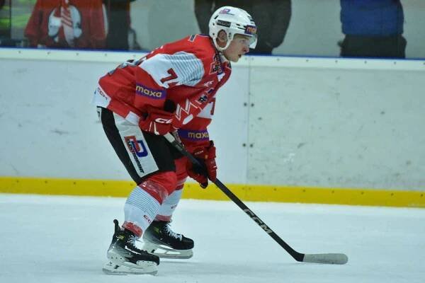 Hráči pardubického rezervního týmu, který hraje druhou nejvyšší hokejovou soutěž, hrál se Vsetínem čtvrtfinále play-off. V něm hladce podlehl 3:0 na zápasy.