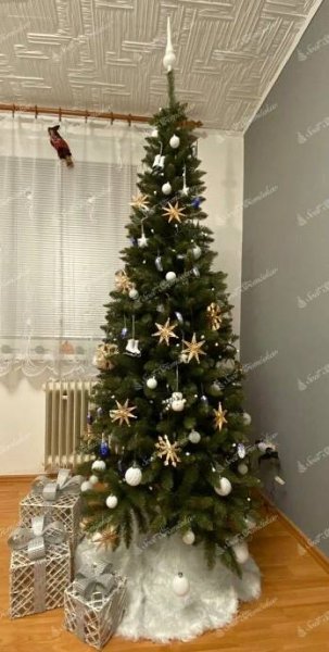 Umelý vianočný stromček Smrek Nórsky Úzky 220cm, stromček má prirodzene zelené ihličie a je ozdobený bielymi a zlatými ozdobami