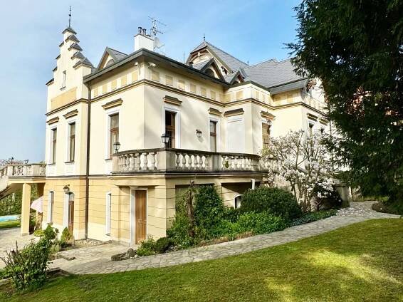 Prodej výjimečné vily 581 m2, pozemek 2105 m2, s garáží na dva vozy, bazén se slanou vodou, Dobřichovice – Barvínek Reality