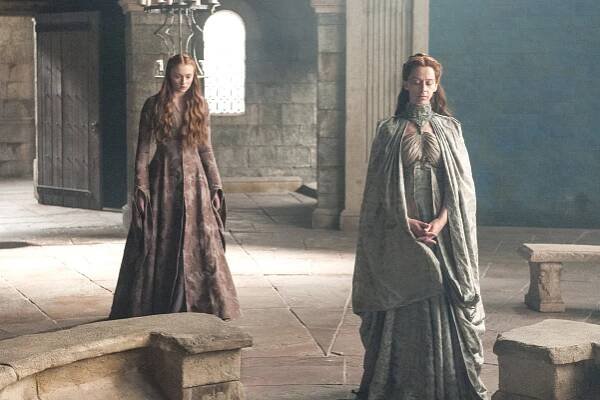 Hra o trůny - Drozd - Z filmu - Sophie Turner, Kate Dickie