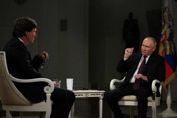 Putin během rozhovoru s Carlsonem: Podivný třes nohy! Musel si ji přidržovat rukou